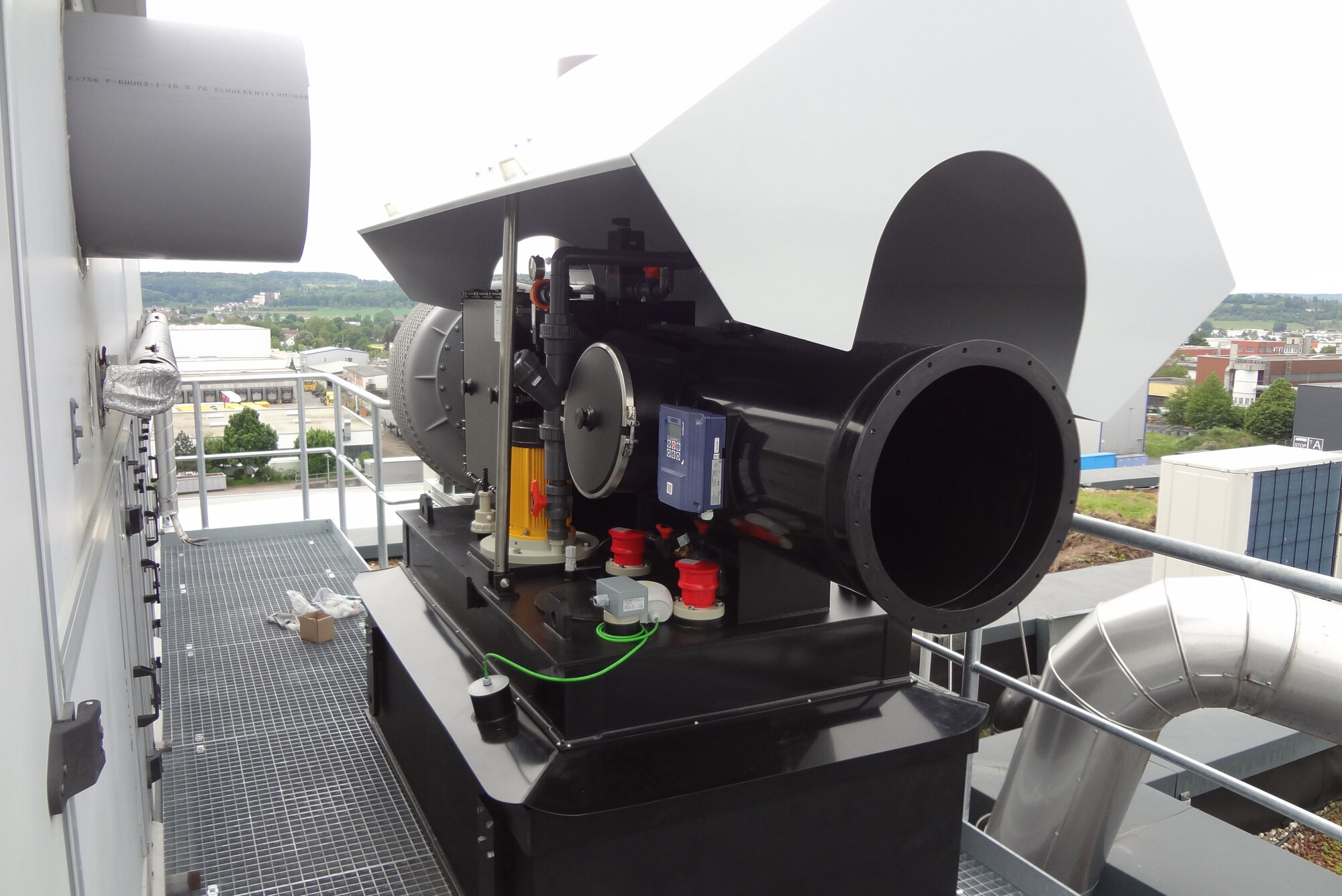 Horizontal stehender Kreuzstromwäscher der Marke AIRTOP KS-H zur Abluftreinigung | © Richard Tscherwitschke GmbH